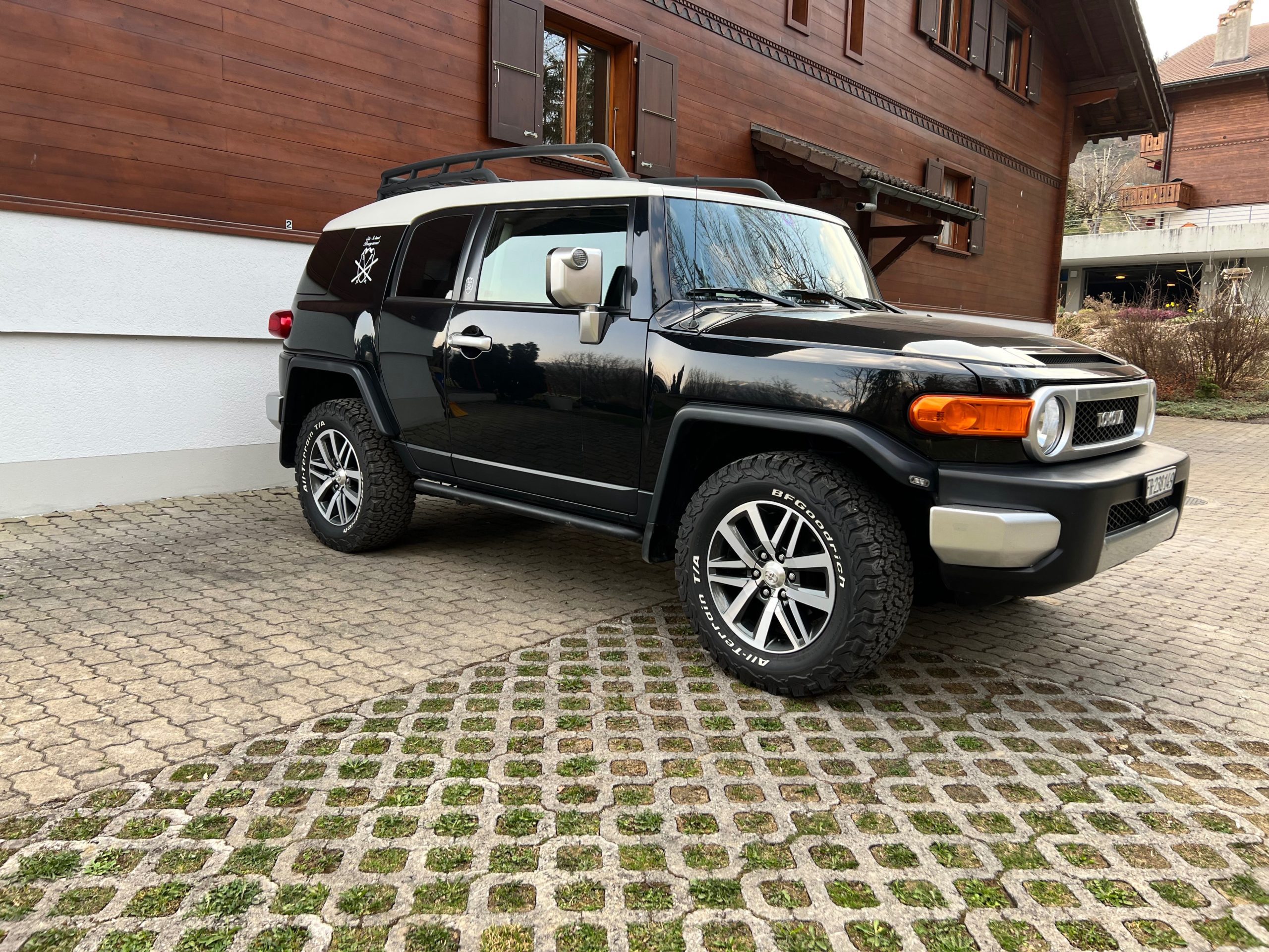 2007 Toyota FJ Cruiser with 280000mi for sale on WoowMotors